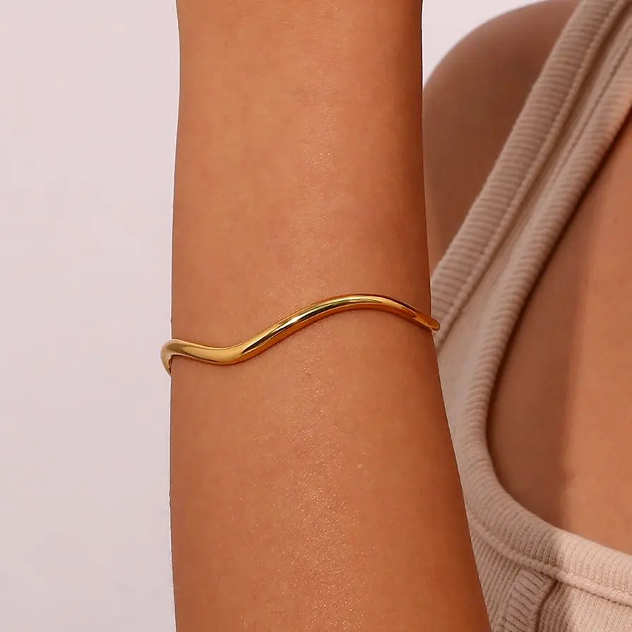 Bracelete &quot;Bangle Wavy&quot; - Banho em Ouro 18K