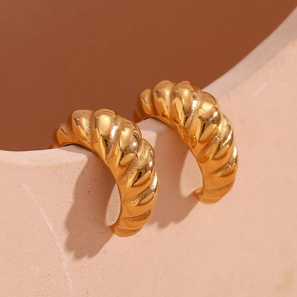 Brinco Mini Croissant - Banho em Ouro 18K