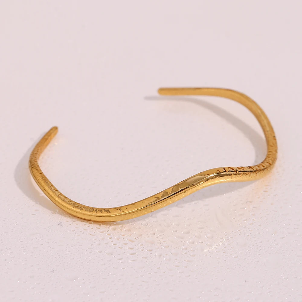 Bracelete &quot;Bangle Wavy&quot; - Banho em Ouro 18K