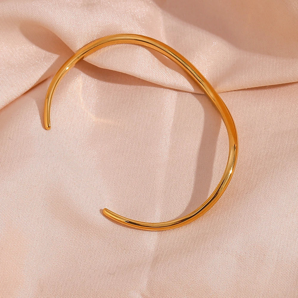 Bracelete &quot;Bangle Wavy&quot; - Banho em Ouro 18K