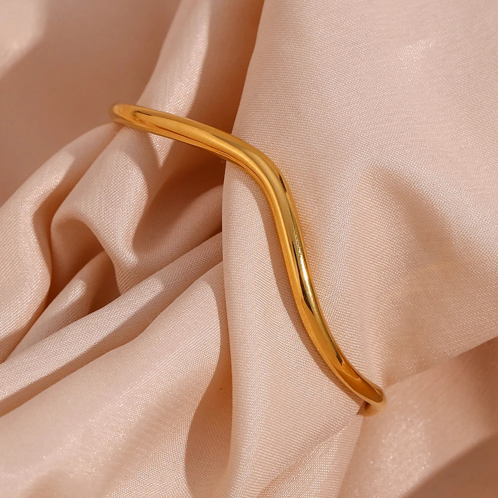 Bracelete &quot;Bangle Wavy&quot; - Banho em Ouro 18K